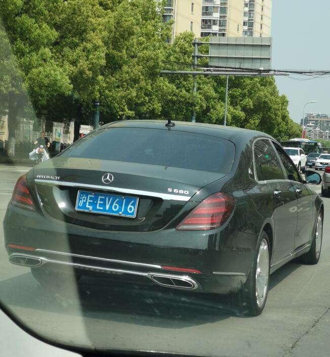 南通中南城实拍迈巴赫S680，气场不输宾利和劳斯莱斯！