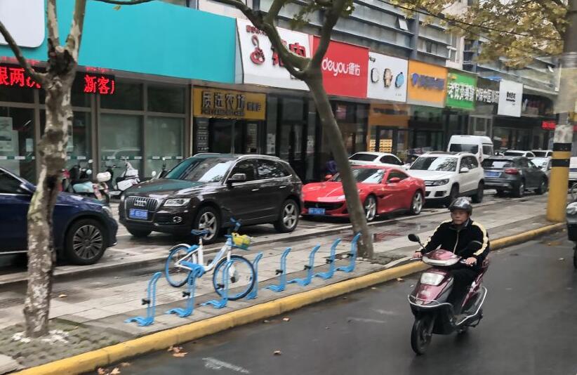 南通人民中路街头实拍法拉利Portfolio跑车，气场秒杀周围所有车