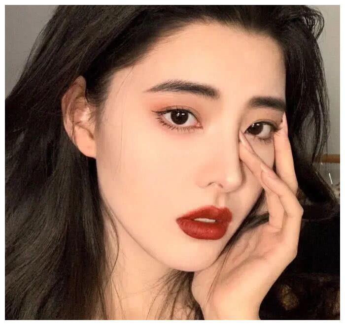 复古港风女生头像/要尝尝大蒜味的西瓜吗!
