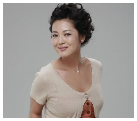 49岁王茜华近照藏了8年的二婚老公原来是熟悉的他