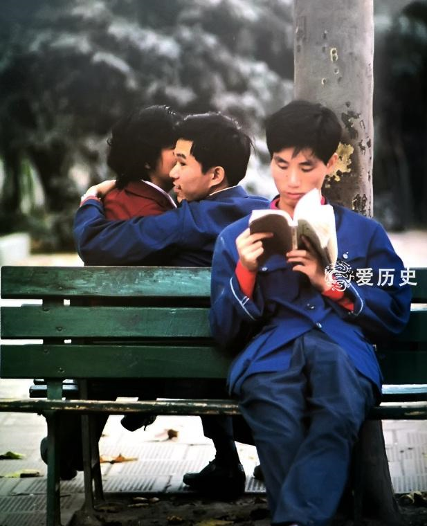 八十年代初上海谈恋爱的青年人 靠椅上的男子看的不是书是寂寞