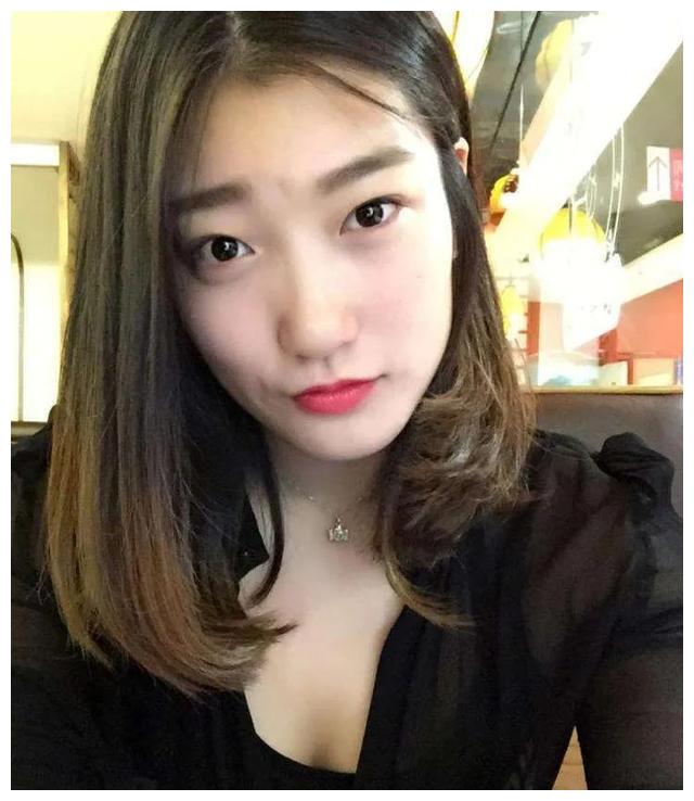 女篮球员李梦曾因球场换衣服而爆红身材出众被球迷赞叹