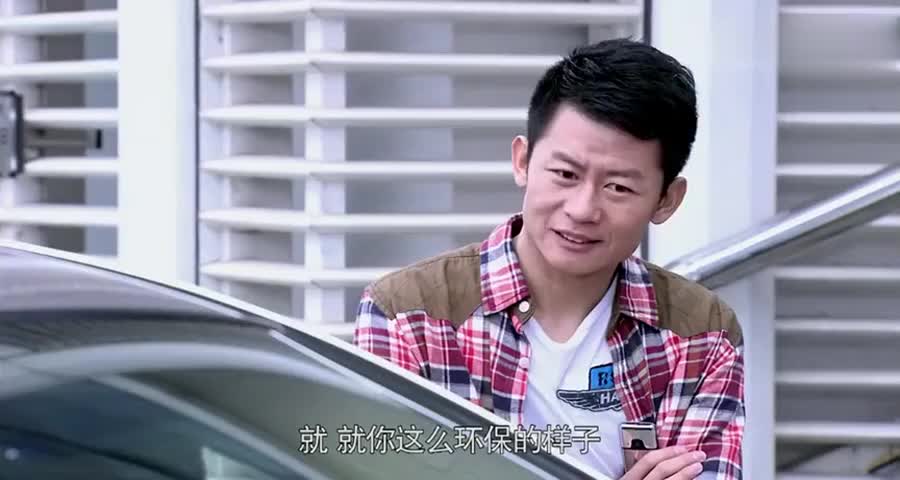 富二代开着豪车嘲笑小伙骑自行车接女友，不料下秒就被打脸