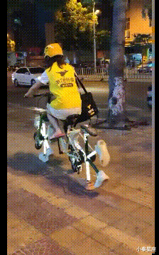搞笑gif:宝贝:其实我早就醒了,毕竟鸡翅太香了.