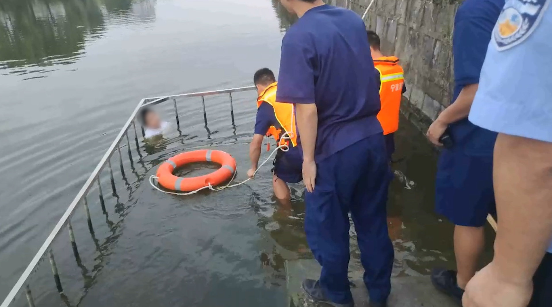 男孩称被姐姐欺负跳河要求道歉 得救后警方进行心理咨询和安全教育