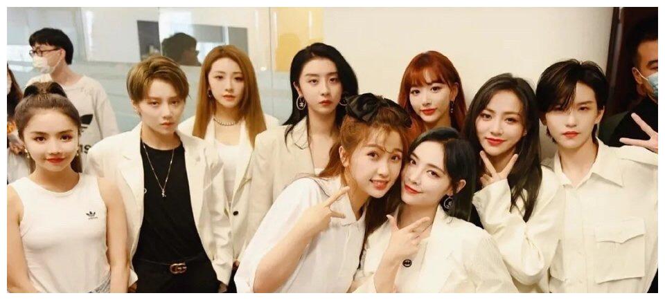 刘雨昕在the9女团中c位被弱化,粉丝反应团体拍照时她在边角