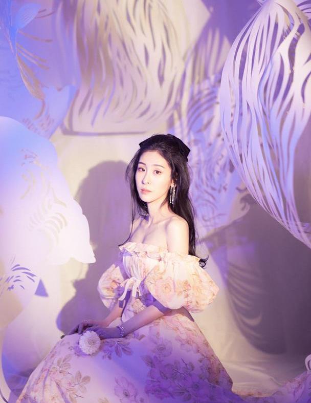 张碧晨真像是坠落的仙女抹胸造型很稚嫩看着好似贵气公主