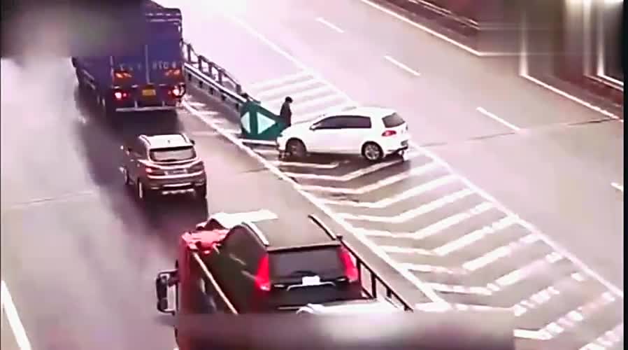 实拍女司机刁蛮起来，白车司机都没有办法