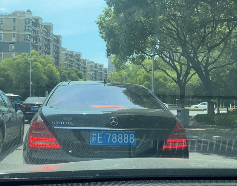 苏州园区街头实拍奔驰S600L，车牌