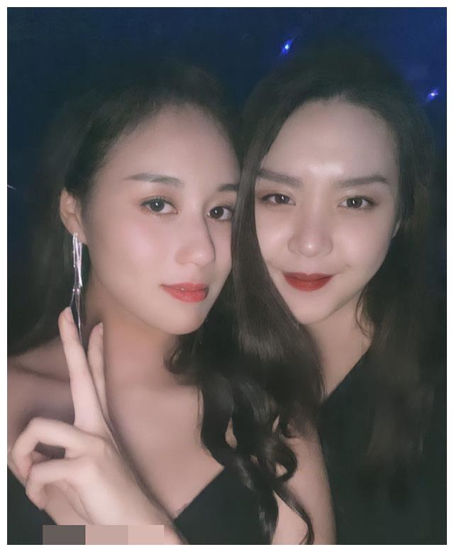 何超欣奢华生日趴曝光,穿着黑v领身材有料,欢庆现场可