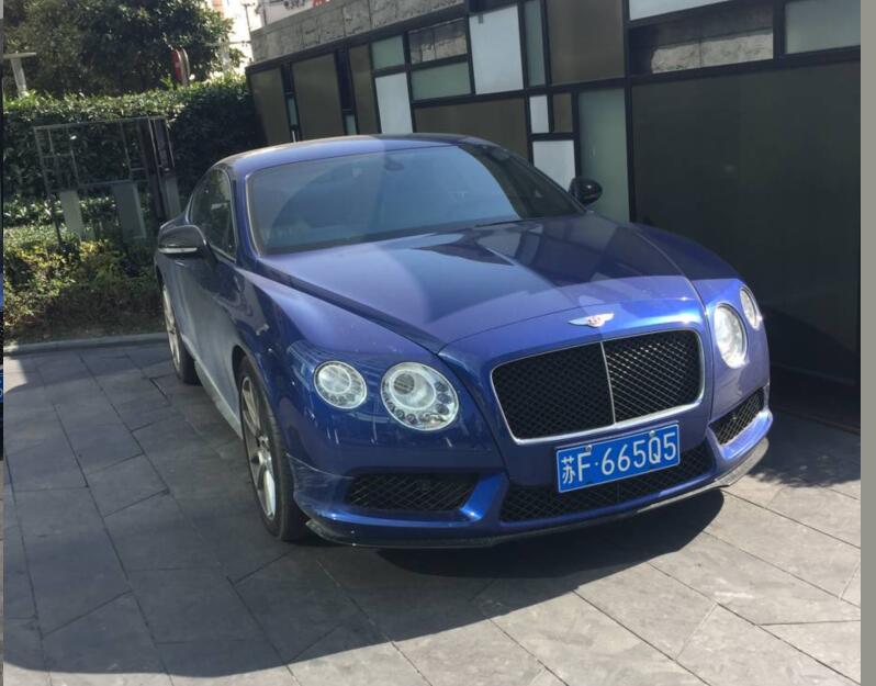 南通开发区某别墅实拍宾利GT跑车，蓝色车身很醒目！