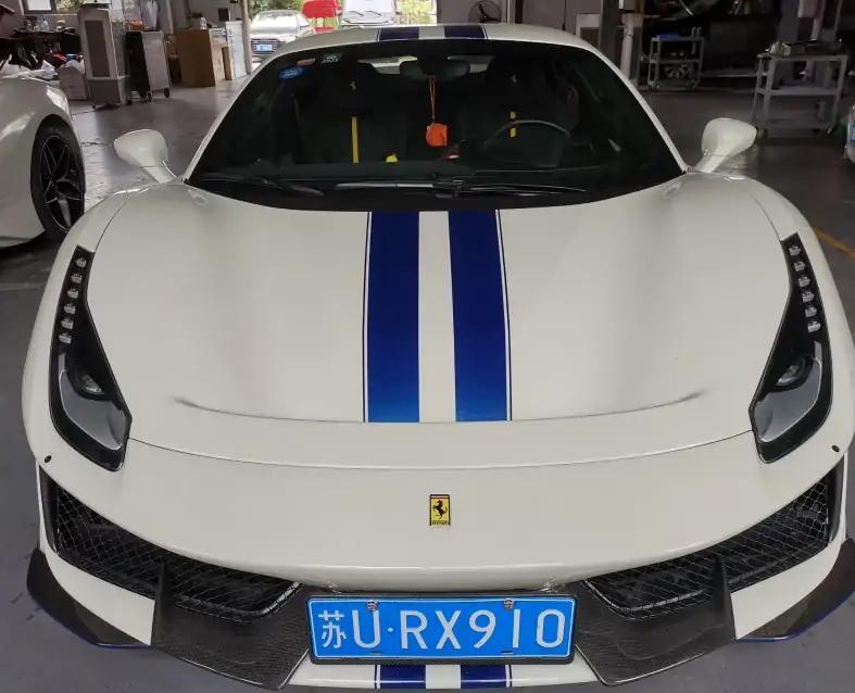 苏州工业园区实拍法拉利488Pista跑车，车身拉花非常显眼！