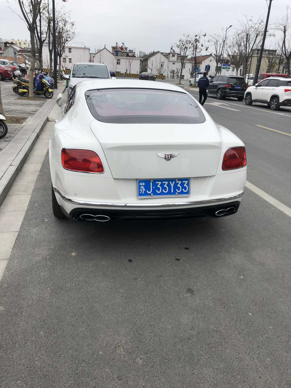 江苏盐城街头实拍宾利GT跑车，车牌