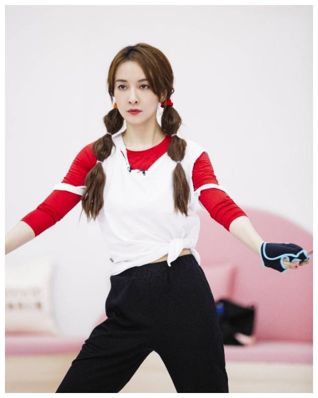 吴昕真的不要再在头顶扎双马尾了,放下来的双麻花辫真的好看太多了.