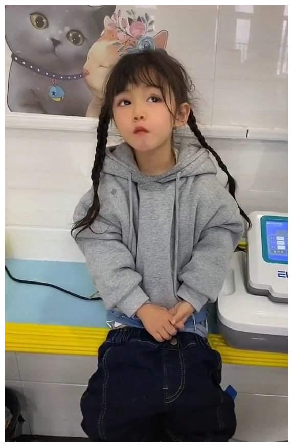 歌舞伎面谱综合征的主要表现为骨骼发育障碍,特殊容貌,皮肤