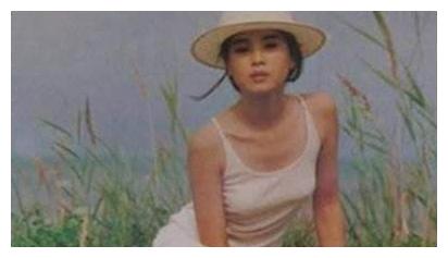 22岁嫁英达弟弟,32岁心酸隐退,被抛弃的赵明明今与女儿相依为命
