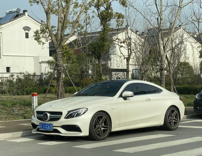 南通常青路实拍奔驰c63amg,车牌配车型也是"c63"!