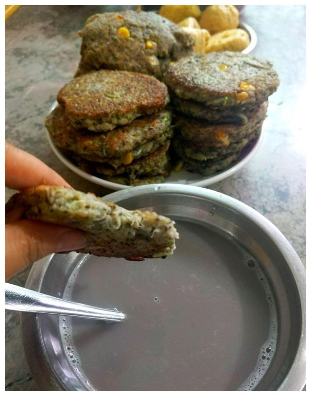 改善白发头,早餐就做这个饼给家人吃,豆渣变美味,做法特简单