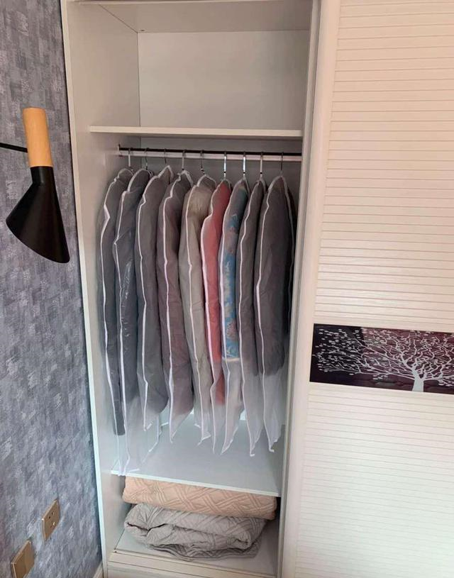 换季的衣服,很多都习惯性的放在衣柜内,等到拿出来穿时发现都是灰尘.