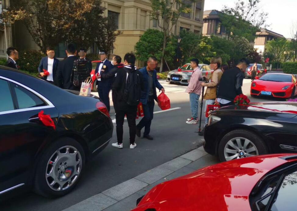 南通崇川某小区实拍超跑婚车队，兰博基尼小牛非常抢眼！