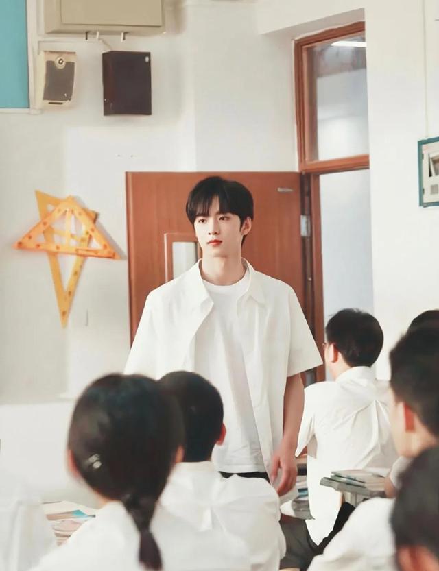 刘耀文生日自己作词作曲迎接16岁,网友:男高中生的歌词好会哦