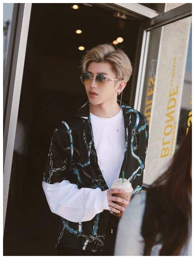 霍尊健身房被偶遇,本人身高1米8,一身肌肉,网友:被脸给骗了