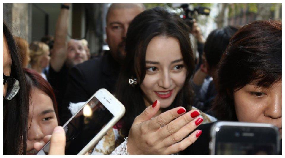 迪丽热巴无美颜照片流出28岁满脸皱纹