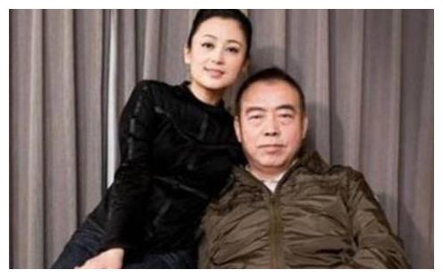 陈凯歌前妻洪晃晒近照,一头白发略显沧桑,跟陈红对比像是两代人