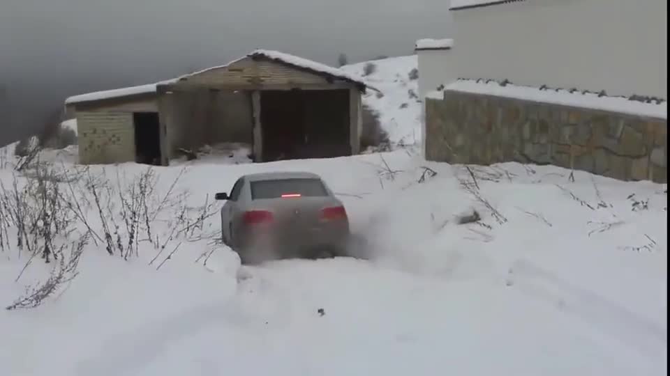 大众辉腾汽车,一脚油门下来,怎么会冒烟的呢!
