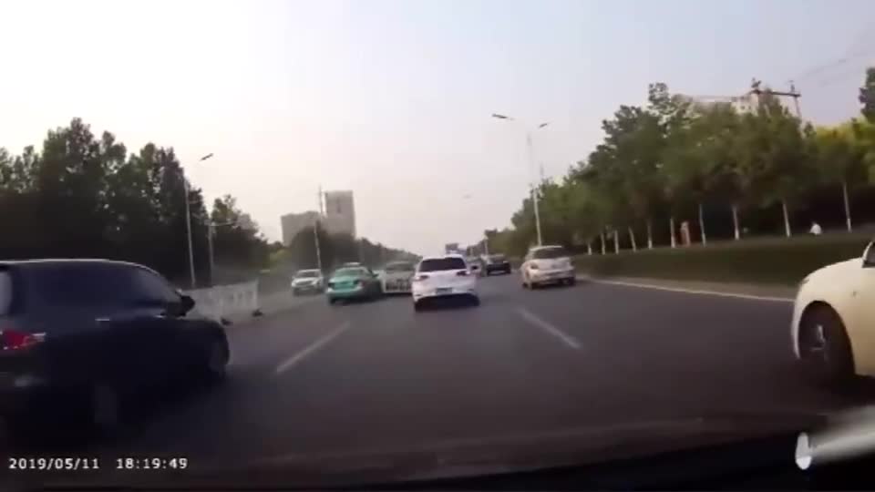 行车记录仪实拍：意外无处不在，幸好人都没事！