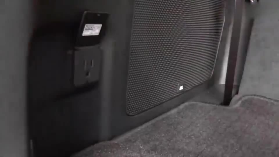 丰田汉兰达户外实拍，按下钥匙后备箱开启