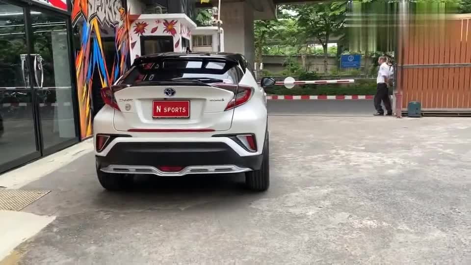 实拍改装丰田C-HR，看起来不像一辆小型SUV而像一辆小钢炮