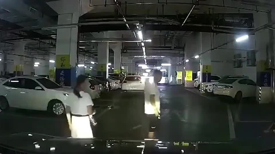 监控：实拍女司机漂移出库，把旁边小情侣吓得不轻，太好笑了