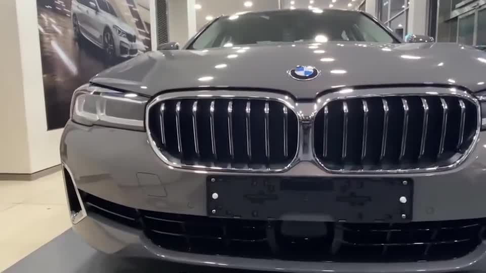 2021款宝马5系到店实拍，有这颜值和内饰，买不买奔驰E级自己定