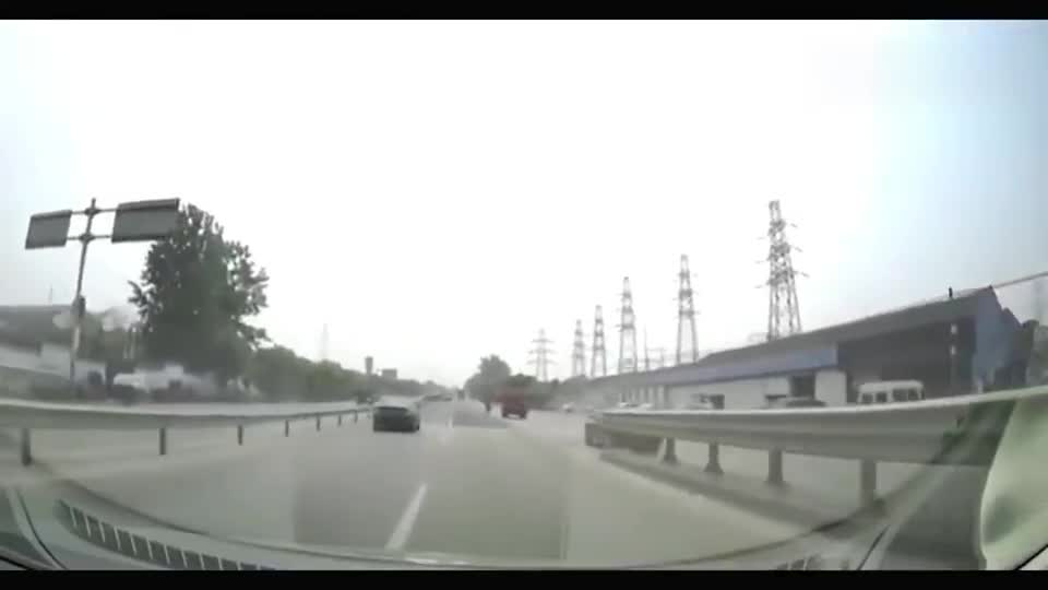 行车记录仪实拍：前面的车，你会不会开车？这黑锅我不背