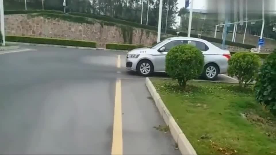 实拍学员科目二练车，教练车外讲解考试注意事项！