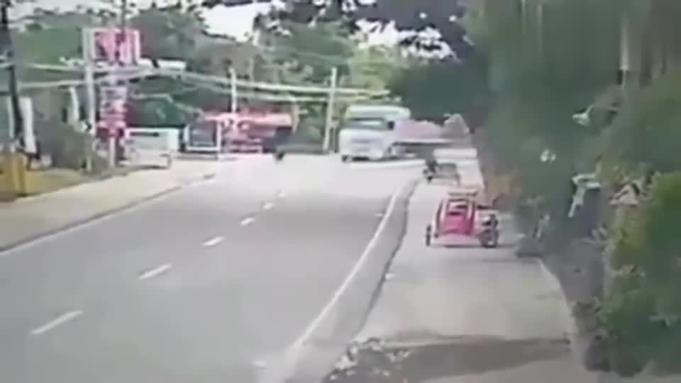 监控实拍：多亏大货车司机反应快，惊魂一幕瞬间发生，太惊险了！