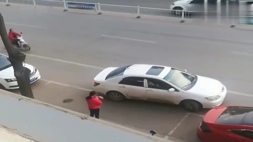 监控实拍：女司机侧方停车有多难？像她这种神操作，能开到没油