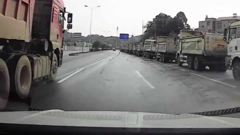行车记录仪实拍：货车也组织年底聚会？这条马路全是大货车
