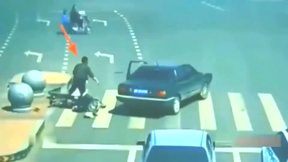监控实拍：轿车撞电动车，轿车司机见势不妙，做出荒唐的举动！