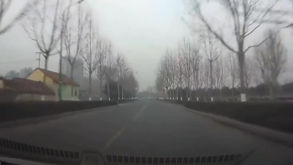 行车记录仪实拍：跑这么快，蹭上了算谁的？