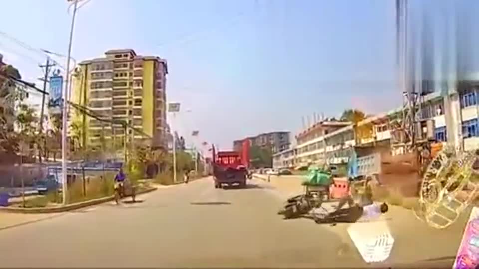 行车记录仪实拍：没见过这样开车的！不要命了！