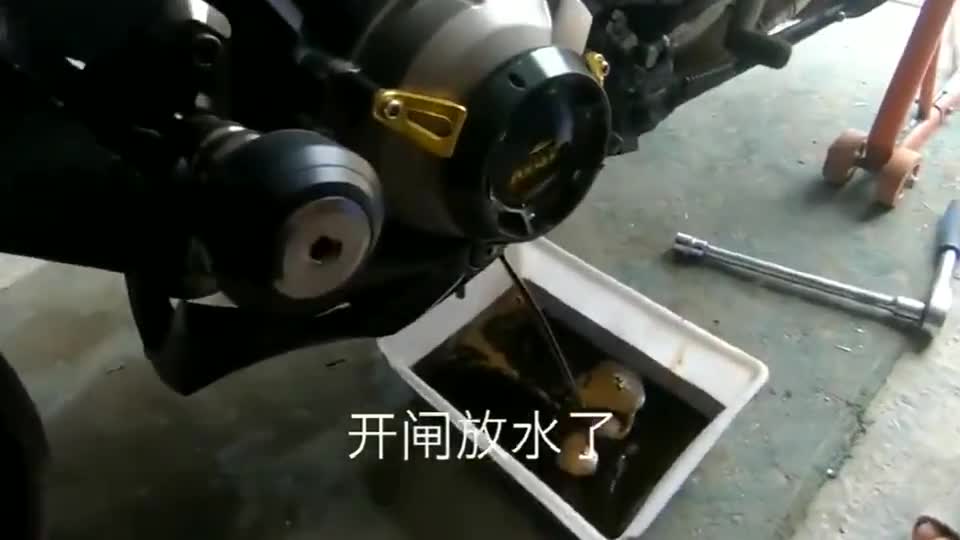 机车摩托：川崎z1000保养换机油，这种车保养一次太费钱了！