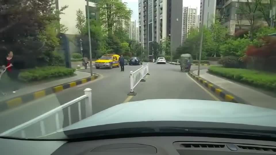 行车记录仪实拍：三轮车司机真疯狂，疯起来连自己都害怕！