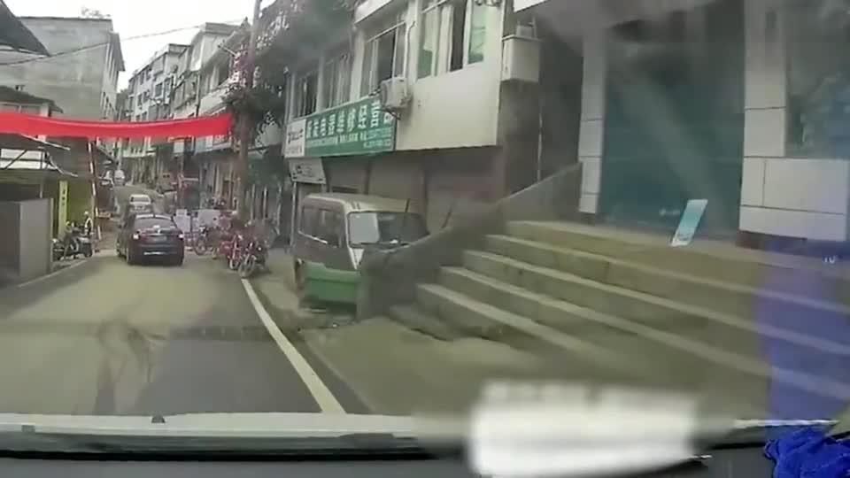 实拍女司机“自杀”一幕：眼看要撞上了，不睬刹车只知道尖叫