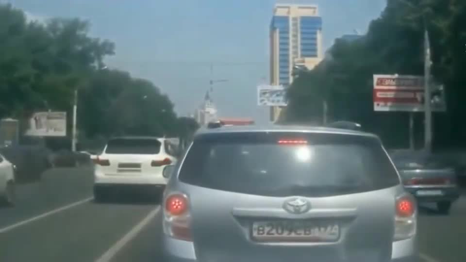 实拍：男子下车对小汽车拳打脚踢，下一秒他就后悔了！