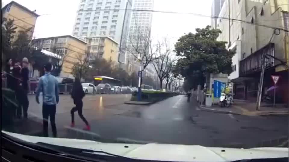 行车记录仪实拍：现在的年轻人，那么不知怜香惜玉