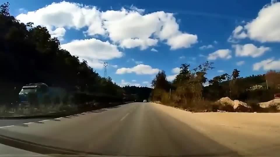 行车记录仪实拍：来不及反应，前车突然变道害我连撞两车