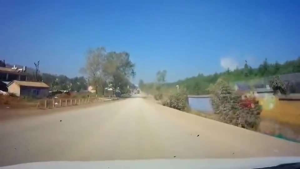 行车记录仪实拍：大货车逆行超车真勇猛，谢谢你给我留的纪念