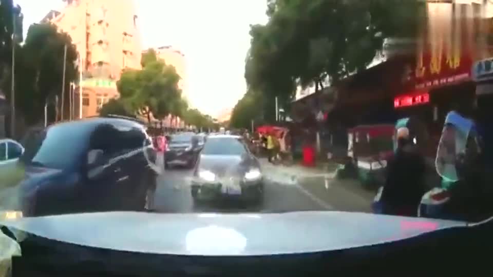 监控实拍：雷克萨斯明目张胆逆行堵路，遇上我算你倒霉